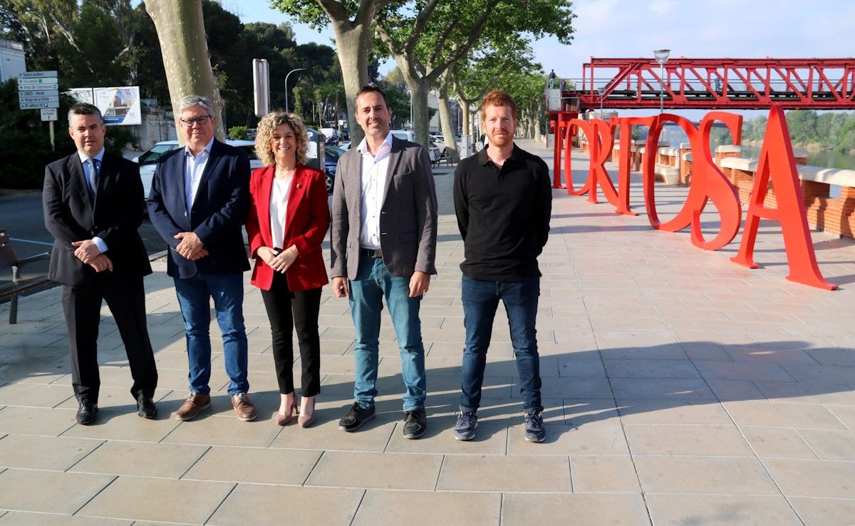 D'esquerra a dreta els alcaldables de Ciutadans, Miquel Albacar, d'ERC, Xavier Faura, de Junts per Tortosa, Meritxell Roigé, de Movem-PSC, Jordi Jordan, i de la CUP, Sergi Arnau, al costat de les lletres de la ciutat i sota el simbòlic pont roig  