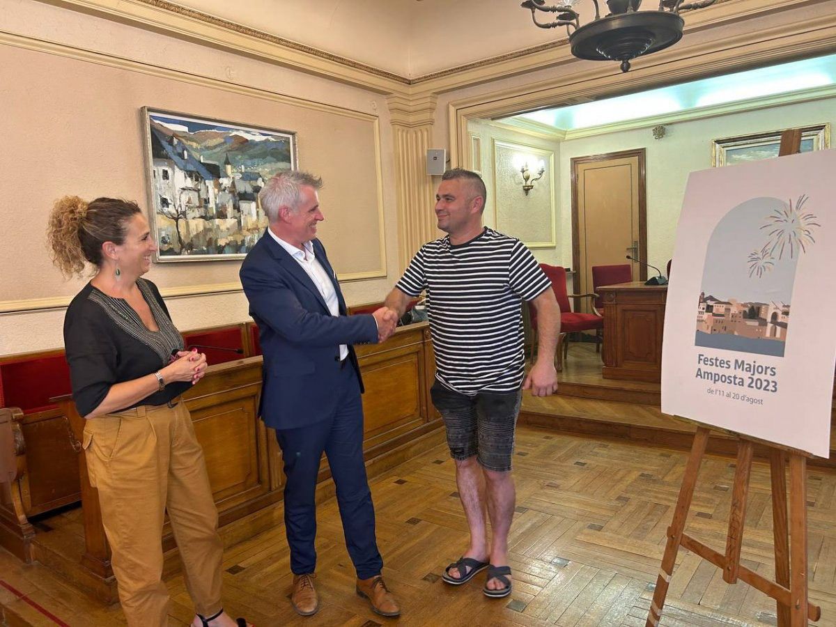 Marc Guarch amb l'alcalde Adam Tomàs i la regidora de Festes Anna Tomàs durant l'anunci de la notícia  