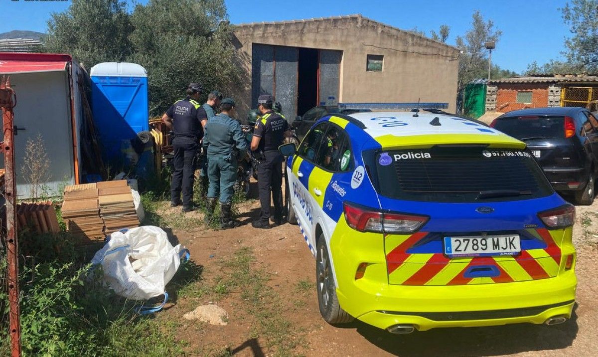 El taller clandestí precintat pels agents es trobava al terme municipal de Roquetes 