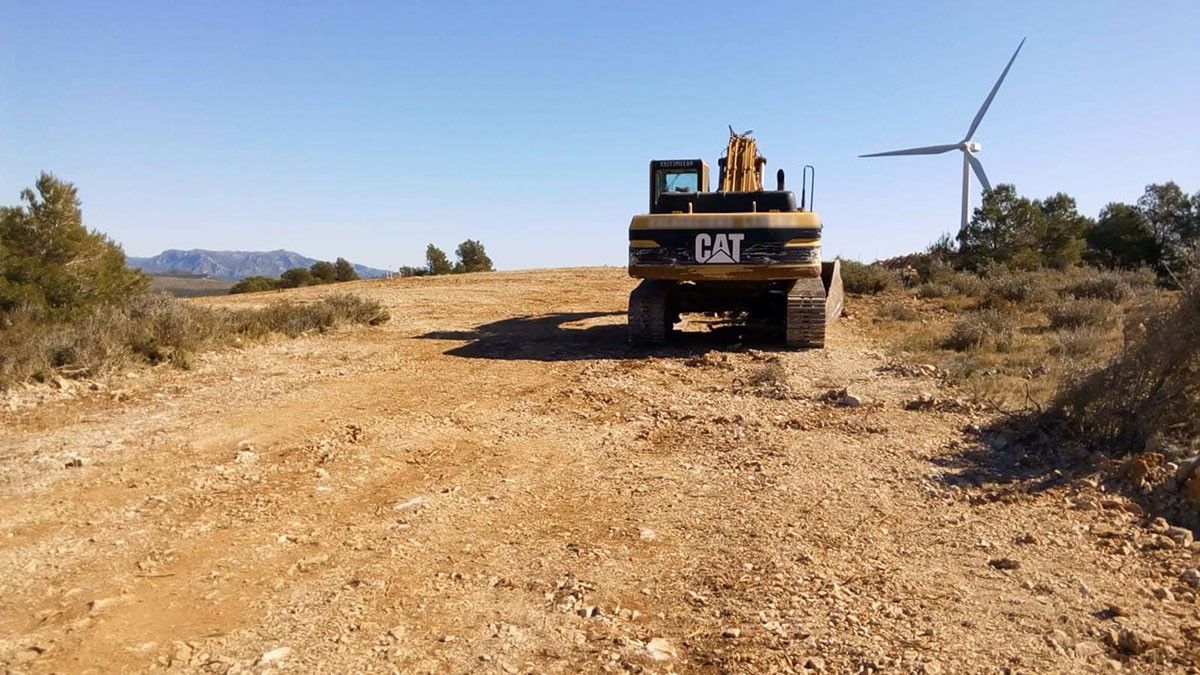 Una màquina excavadora treballant a la zona on està projectada la central la Collada II.