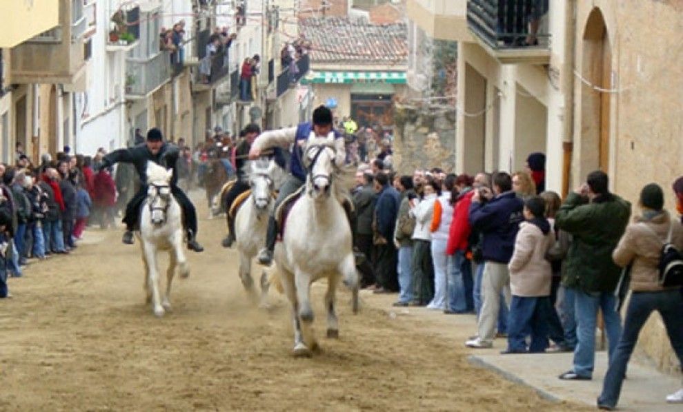 Curses de cavalls pels carrers d'Ascó, un dels actes més emblemàtics d'esta festa.