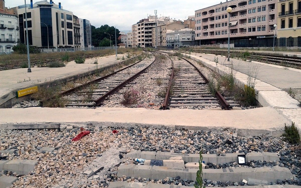 Imatge d'arxiu dels terrenys en desús a l'estació de tren de Tortosa.