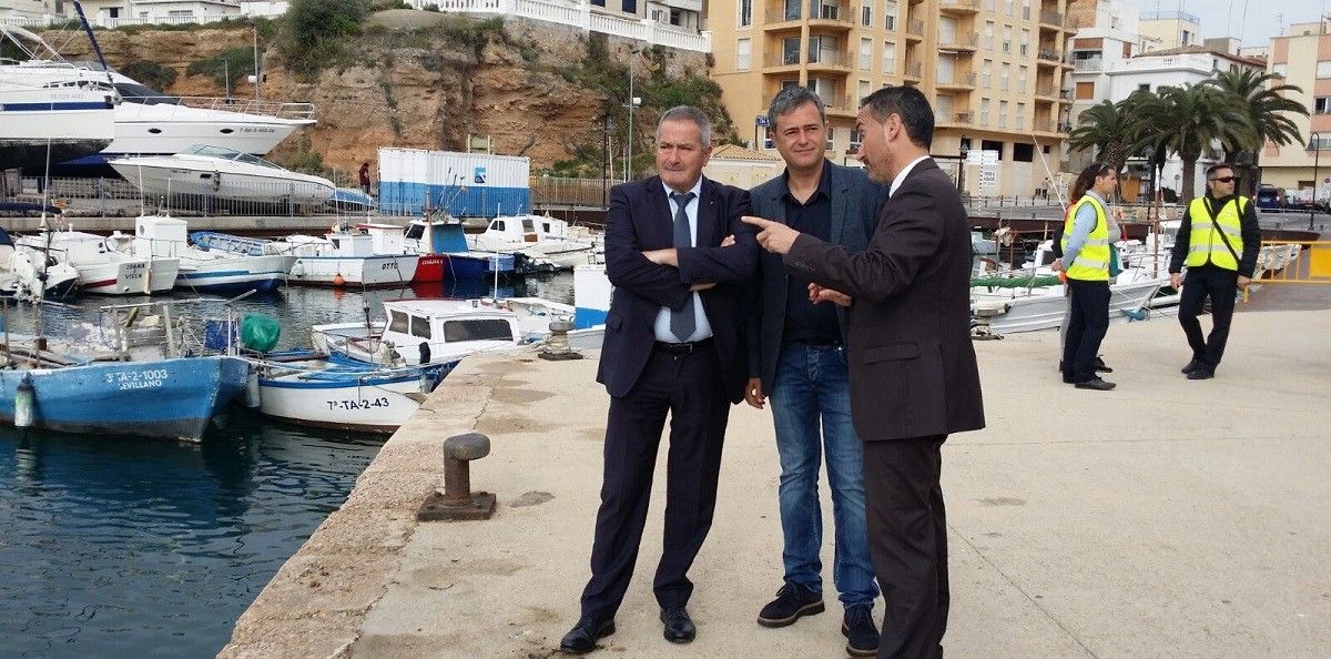 Pallarès, Gaseni i Gómez, durant la visita al port pesquer de l'Ametlla de Mar.