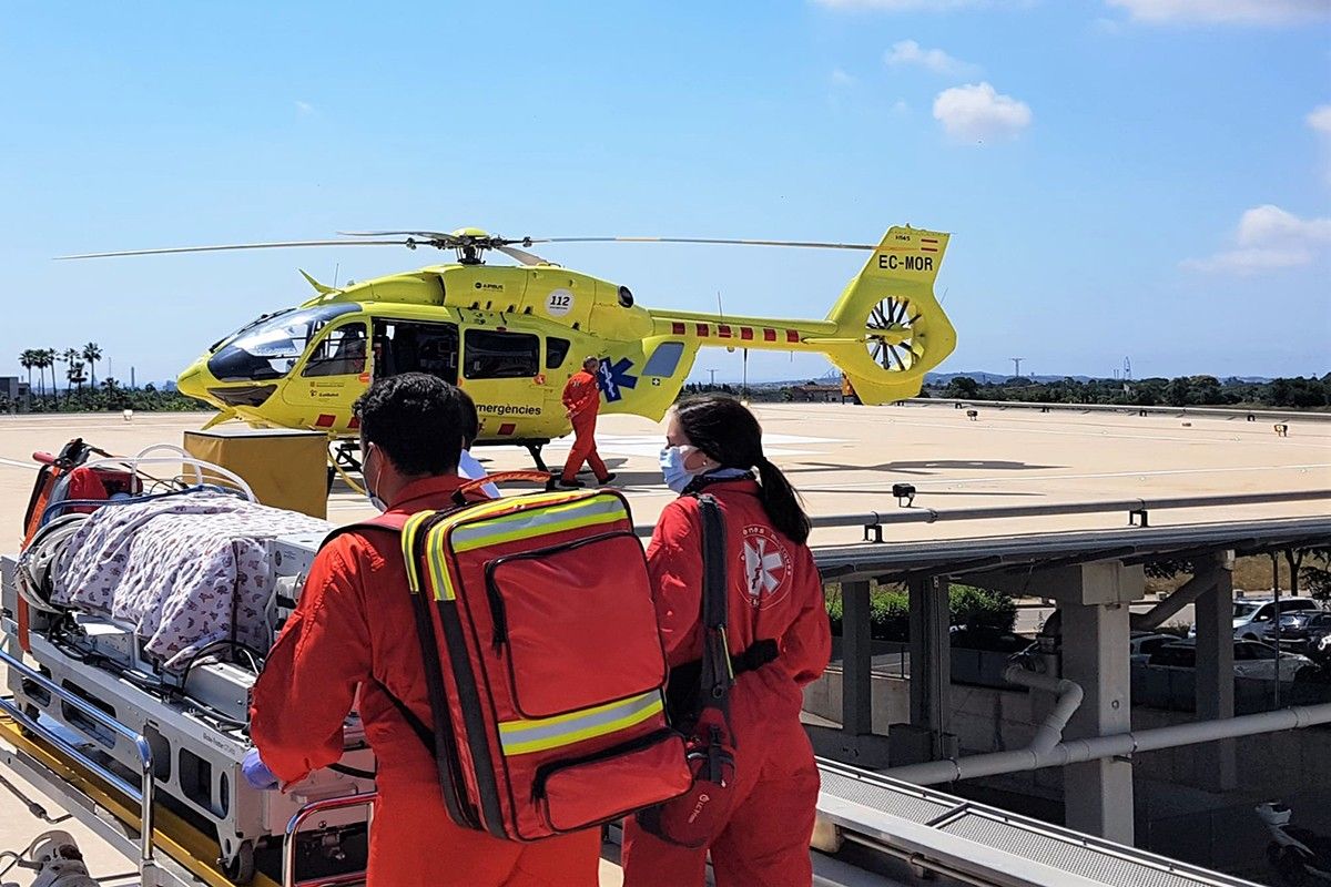 Dos professionals dirigint-se a l'helicòpter del SEM