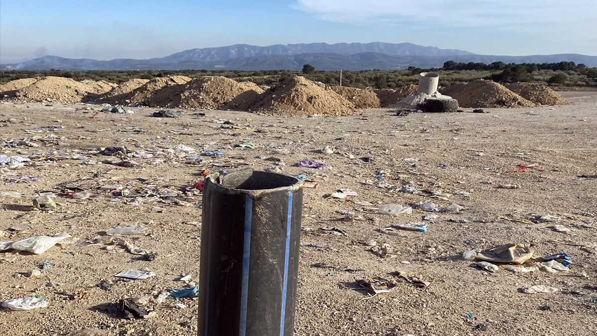 A través de les xemeneies surt metà dels residus soterrats, que ara s'aprofita per fer biogas.