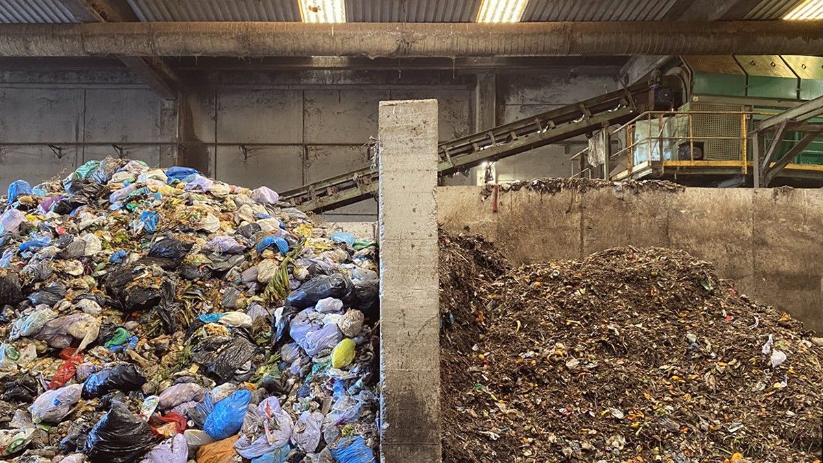 La planta de triatge de l'abocador, on s'eliminen alguns impropis de la fracció orgànica.