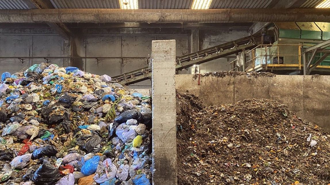 La planta de triatge de l'abocador, on s'eliminen alguns impropis de la fracció orgànica.