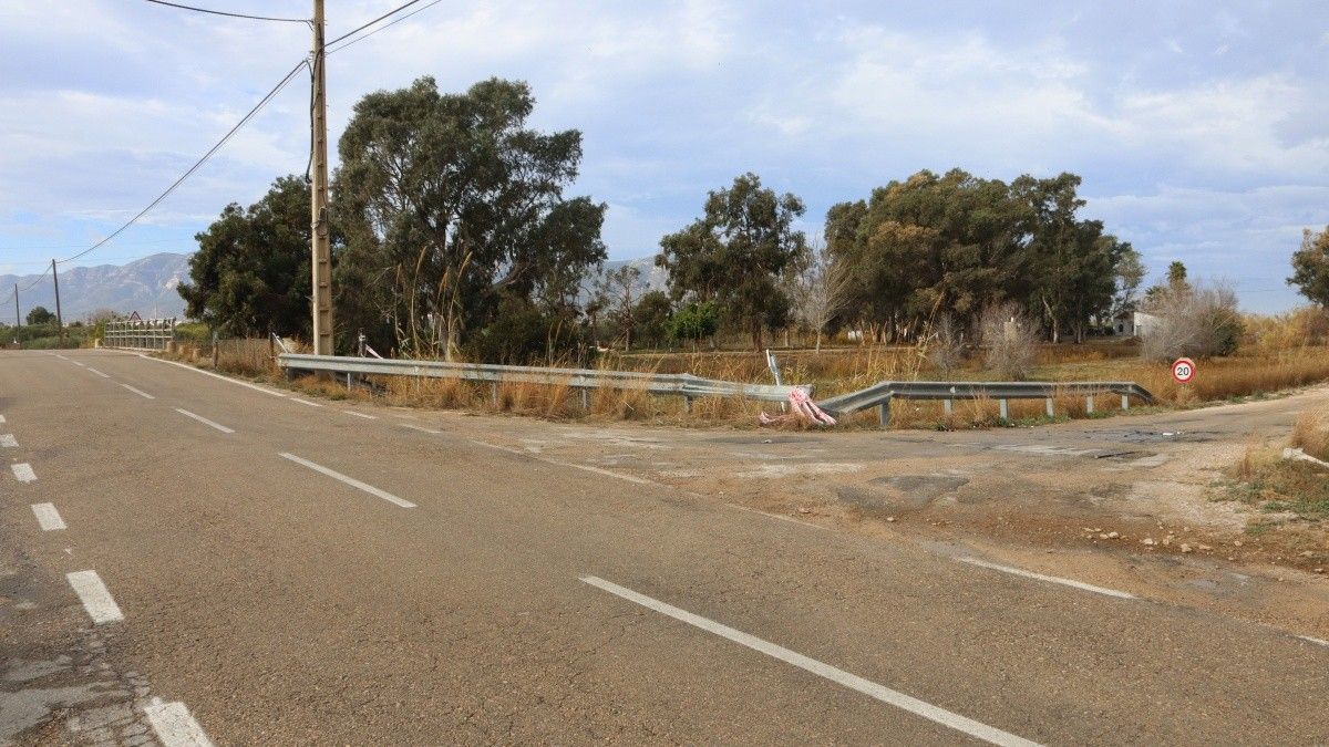 Carretera entre la Ràpita i Poble Nou, amb la senyalització d'un accident mortal.