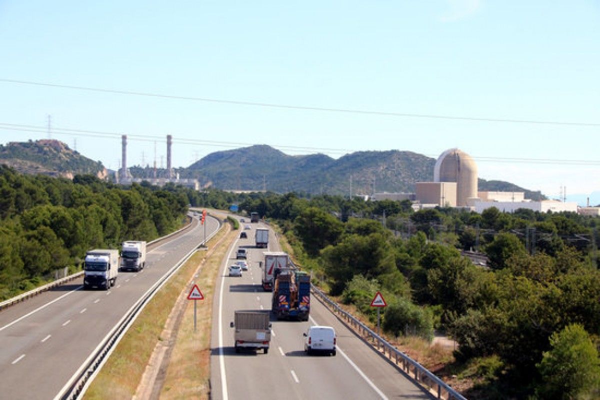  l'AP-7 a Vandellòs i l'Hospitalet de l'Infant (Baix Camp), amb la nuclear i el coll de Balaguer al fons, en zona fronterera amb la regió sanitària Terres de l'Ebre