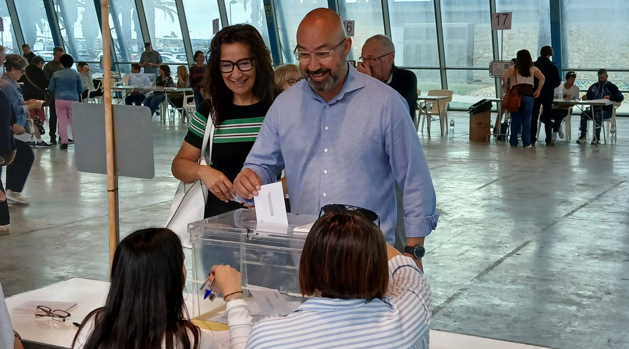 Albert Salvadó votant al Pavelló 1 d'Octubre de la Ràpita