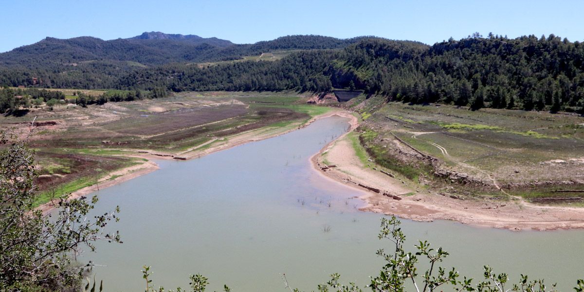 Vista general de l'embassament dels Guiamets, amb molt poca aigua a tocar de la presa