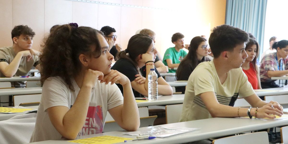 Dos joves escolten les instruccions del tribunal just abans de començar les PAU al Campus Catalunya de la URV, a Tarragona