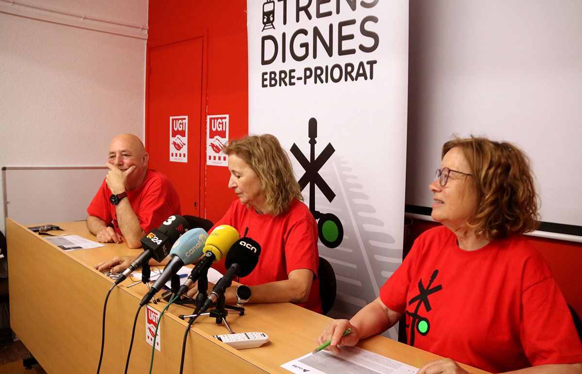 Representants de la plataforma Trens Dignes, en roda de premsa.