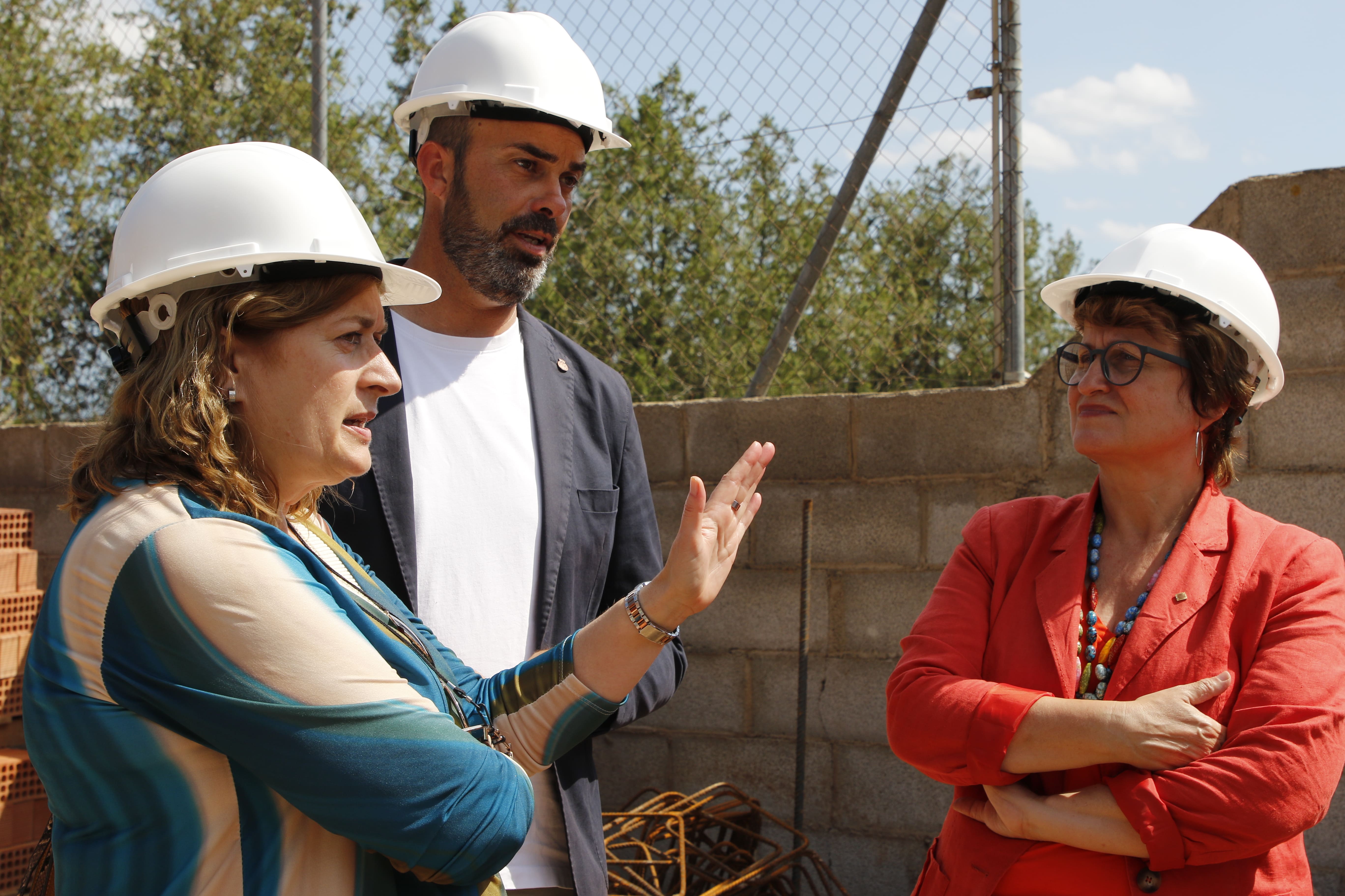 La consellera d'Educació, Anna Simó, visita les obres de la nova llar d'infants de Roquetes