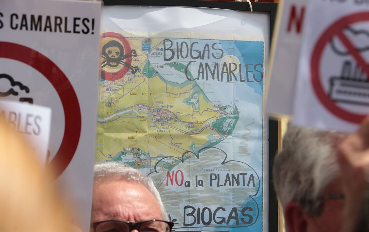 Cartells contra el projecte de la planta de biogàs a Camarles.