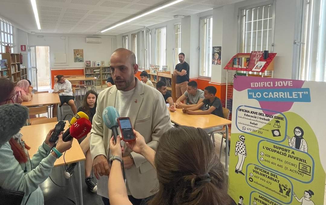 El regidor d’Educació Víctor Grau en roda de premsa a l'Institut-Escola del Temple