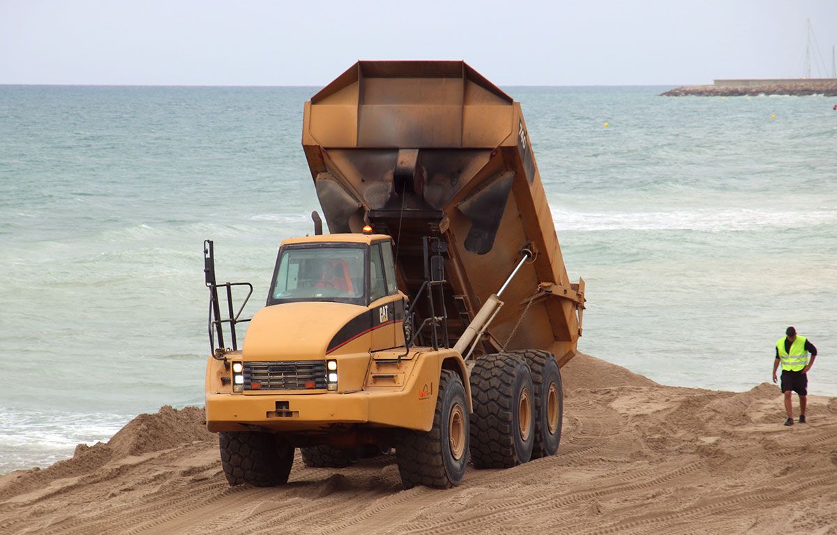 Una de les màquines treballant en una platja del Vendrell.