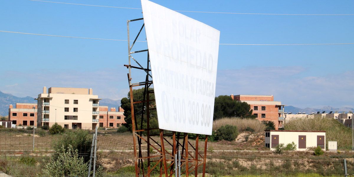 Antic cartell de la constructora Martinsa-Fadesa davant de les cases a mig construir de la urbanització Mirador de l'Ebre