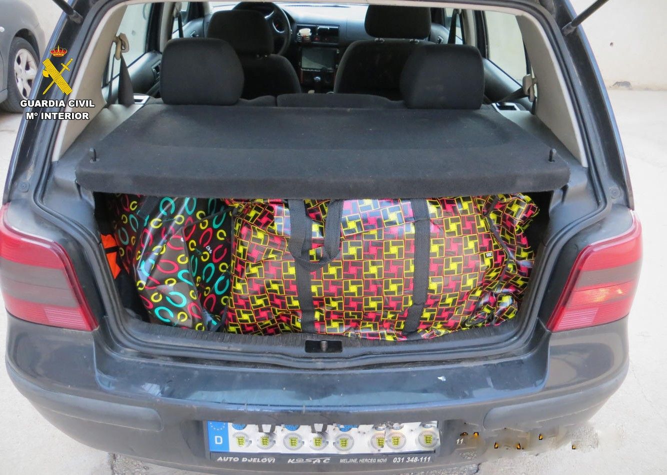 Imatge del maleter i les bosses al vehicle on la Guàrdia Civil va trobar la marihuana, a l'àrea de servei del Baix Ebre, a l'Aldea