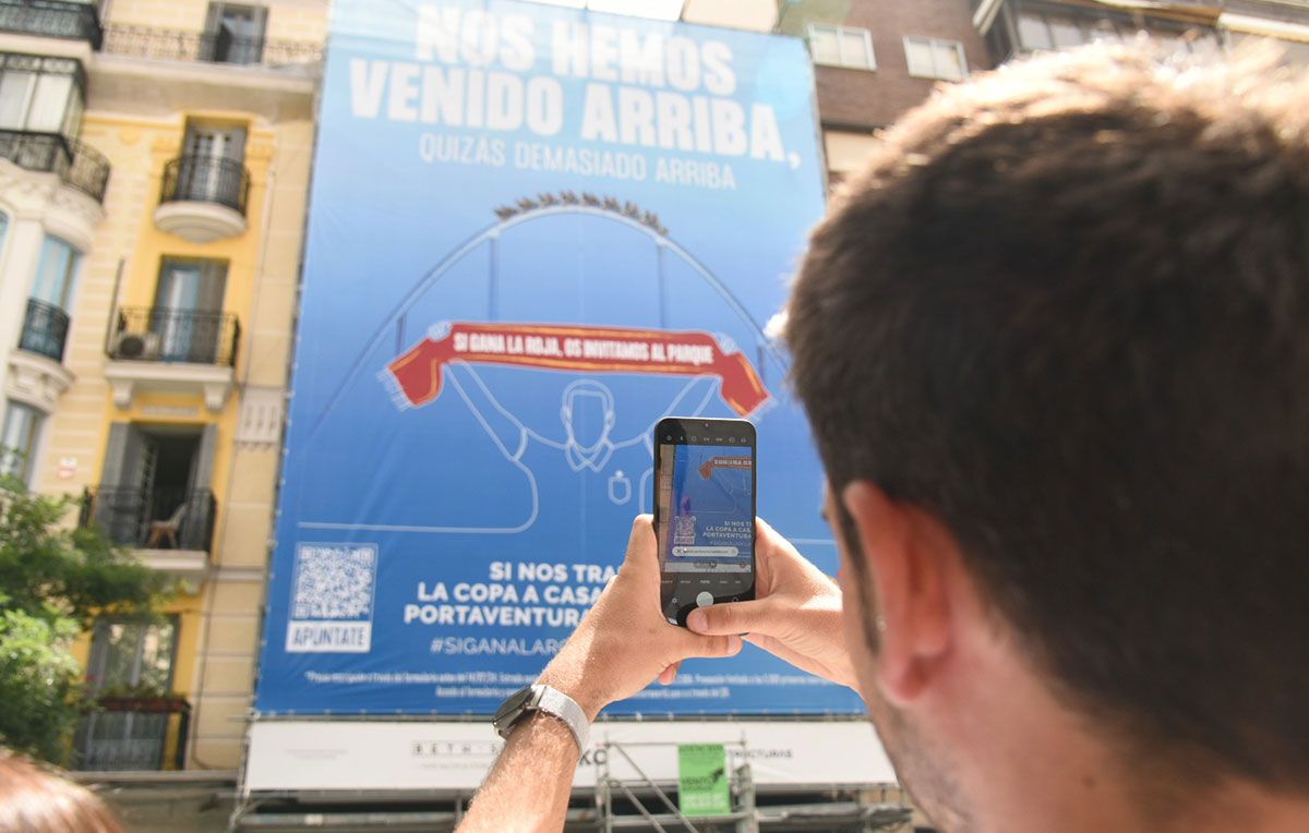 El resort ha desplegat una gran lona al centre de Madrid per impulsar la seva nova campanya.