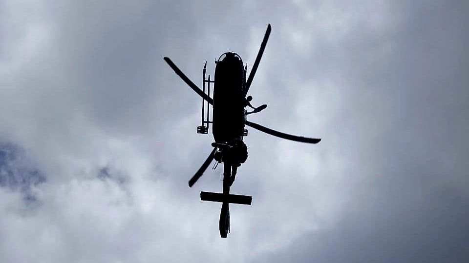 Helicòpter dels GRAE durant el salvament a la Font del Burgar, a la Ràpita
