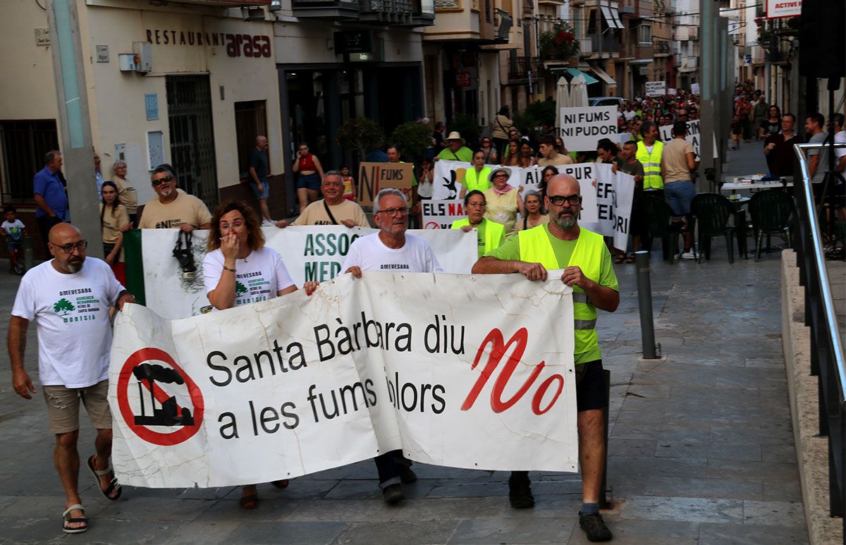 La manifestació pels carrers de Santa Bàrbara.