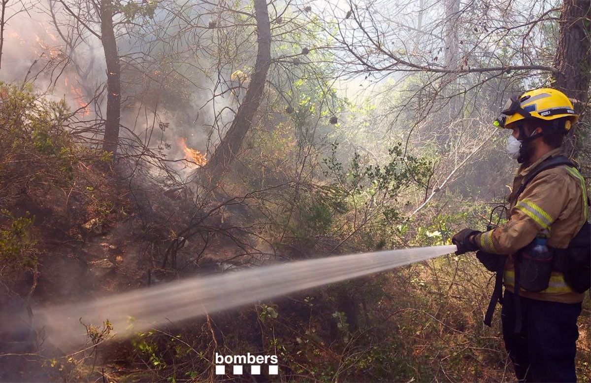 Un bombers sobre el terreny per controlar que no hi haja punts calents a l'incendi de Tortosa.