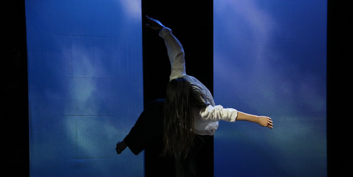 La ballarina Ching Ying, durant l'espectacle 'Ressonàncies deltaiques' a Deltebre Dansa este dissabte