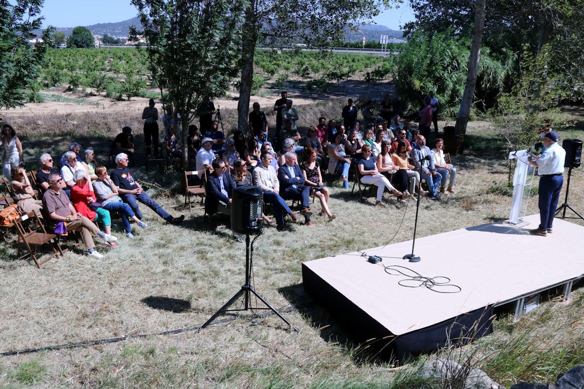 Assistents a l'acte d'homenatge a les víctimes i combaotents de la batalla de l'Ebre a la torre de la Carrova, a Ampostap