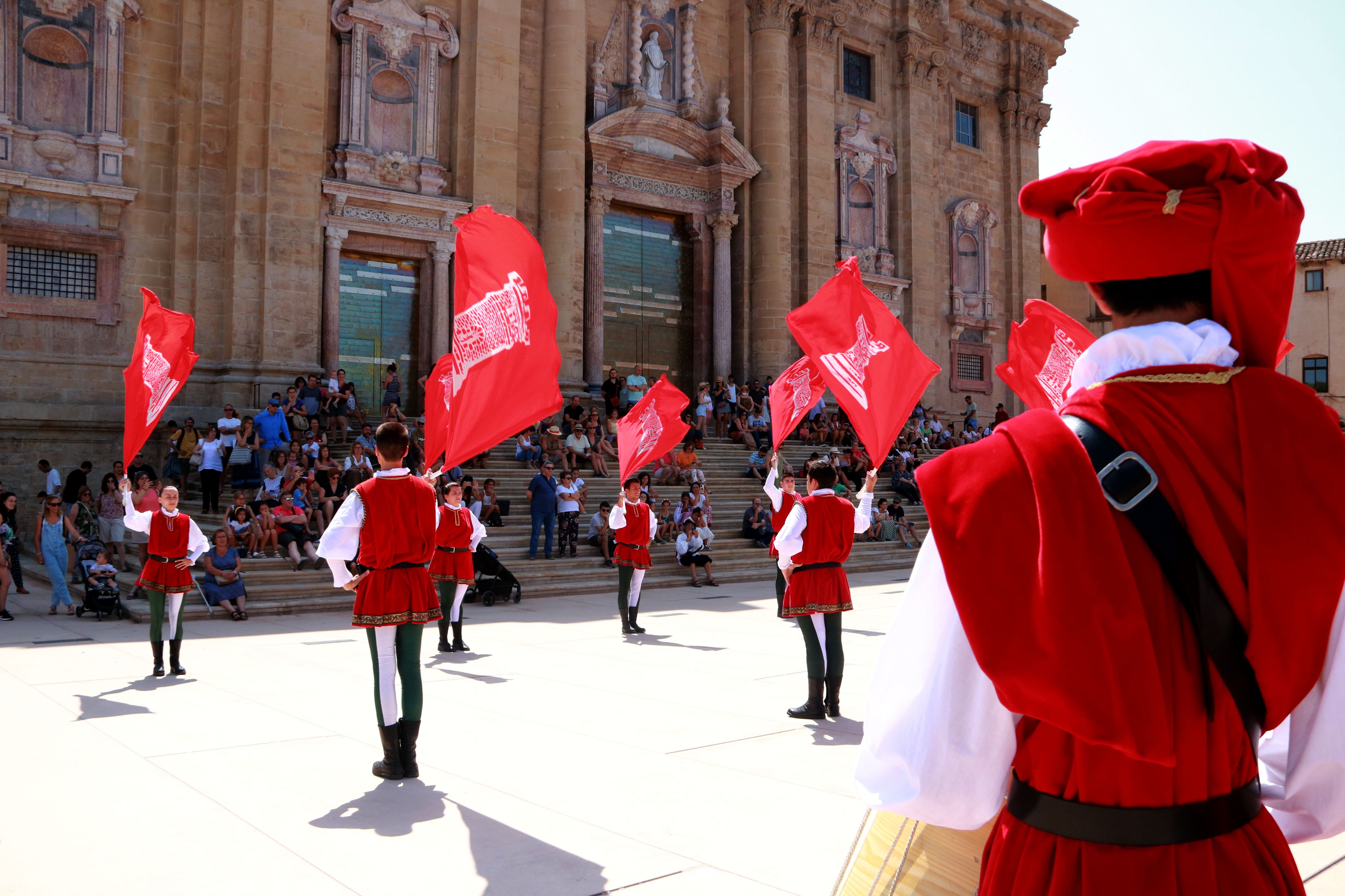Els abanderats de la Festa del Renaixement han actuat aquest dissabte a la plaça de la Catedral de Tortosa