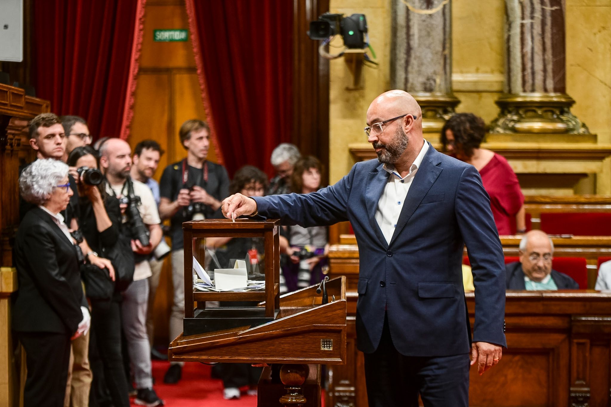 Votació d'Albert Salvadó al Parlament de Catalunya