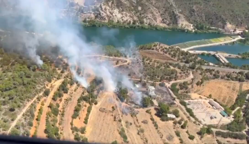 Imatge aèria del foc, prop de l'assut entre Xerta i Tivenys.