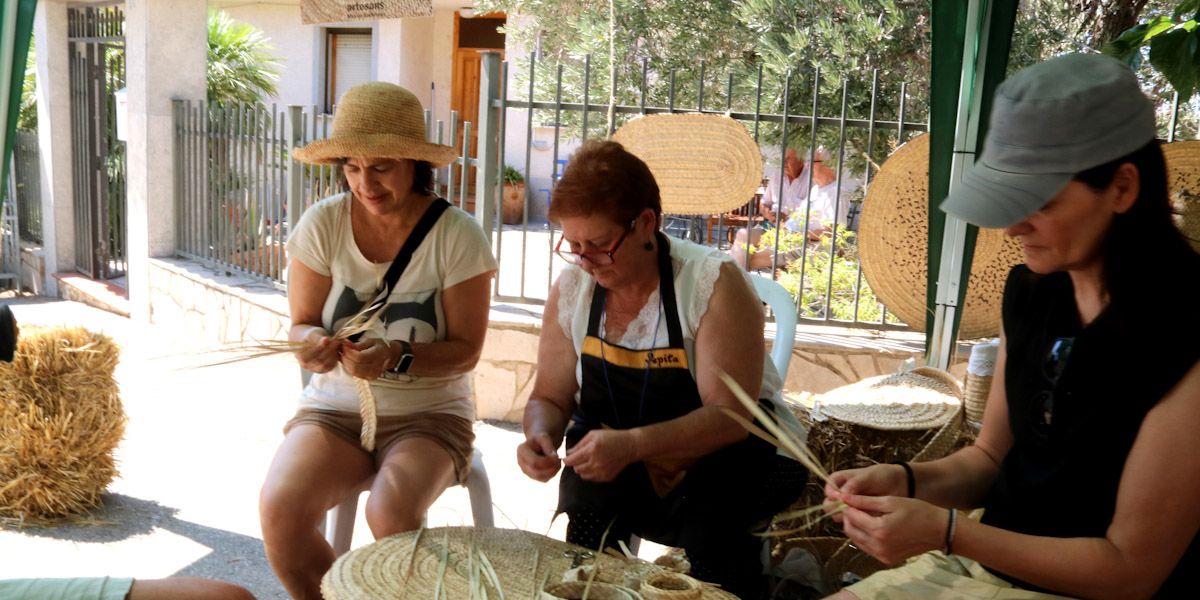 Diverses dones proves les tècniques de treball de les fibres a un taller