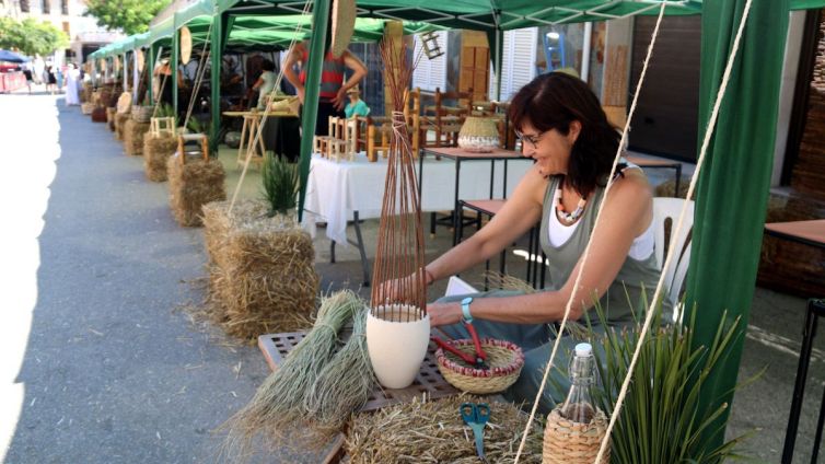 Una artesana de fibres i ceràmica a l0'inici d'un tram de aprades al Mas de Barberans / Anna Ferràs 