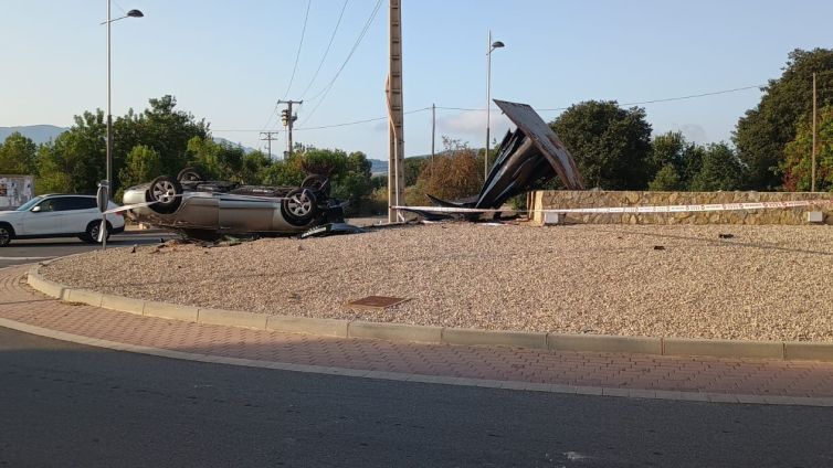 Accident a la rotonda de les mans de Santa Bàrbara 