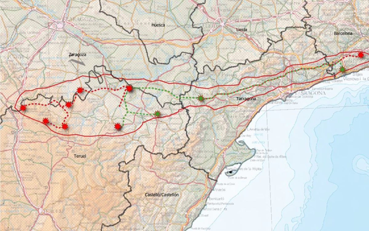 Línia del traçat de la MAT al seu pas per les Rerres de l'Ebre i el Camp de Tarragona.