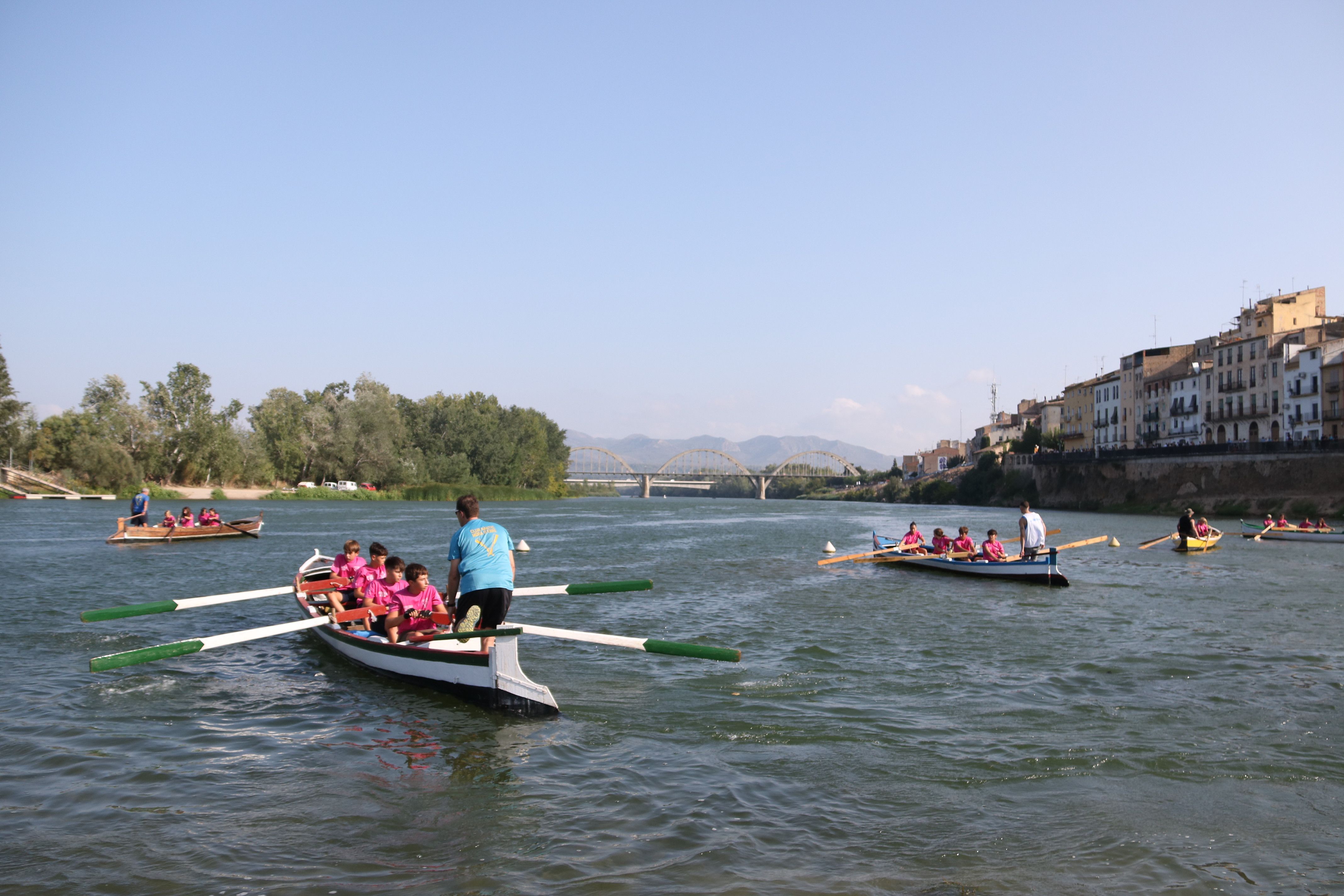 Un equip infantil a bord de muletes, embarcacions tradicionals, durant la 121a Festa del Riu Ebre