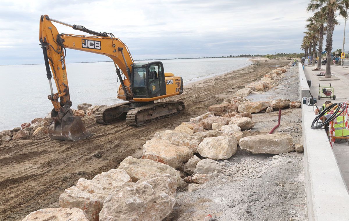 Construcció d'una escollera a la platja de l'Arenal, el 2020.