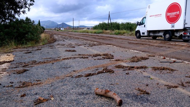 Restes de fang i brutícia al punt de la N-340a a a l'Aldea que ha quedat tallat durant més d'una hora pels aiguats Autor: Jordi Marsal