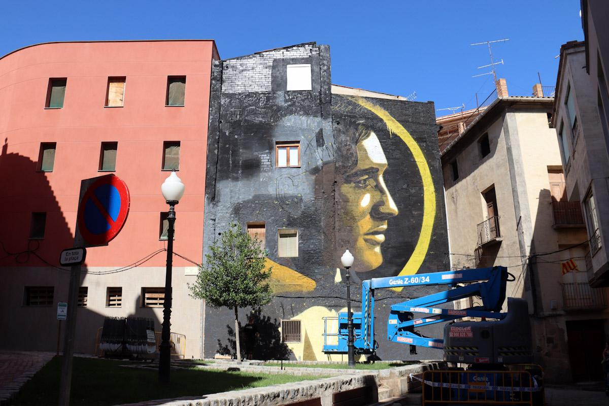 La imatge de l'escultor ebrent Julio Antoni ha estat una de les imatges escollides per decorar tres façanes de Móra d'Ebre en el Grafftech Fest