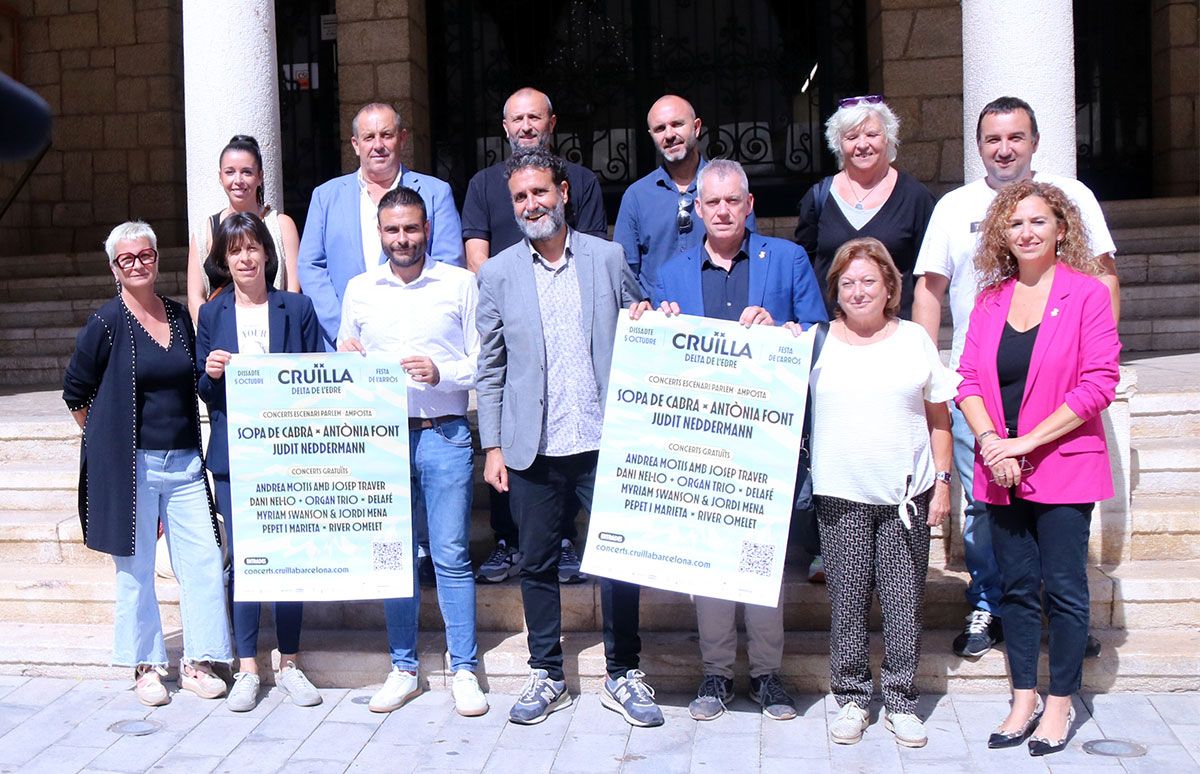 Membres de l'organització amb representants d'Ajuntaments i entitats col·laboradores.