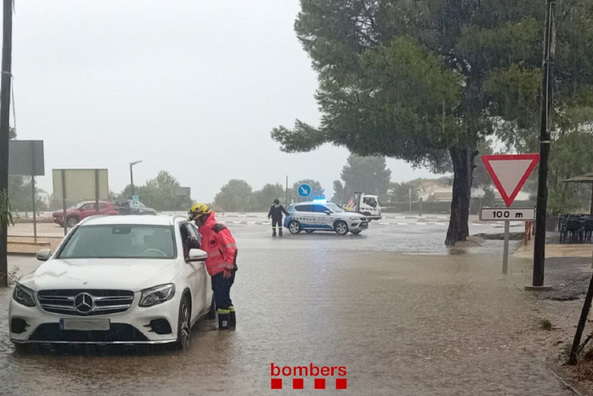 Actuacions dels Bombers a l'Ametlla de Mar, este dijous a la tarda.