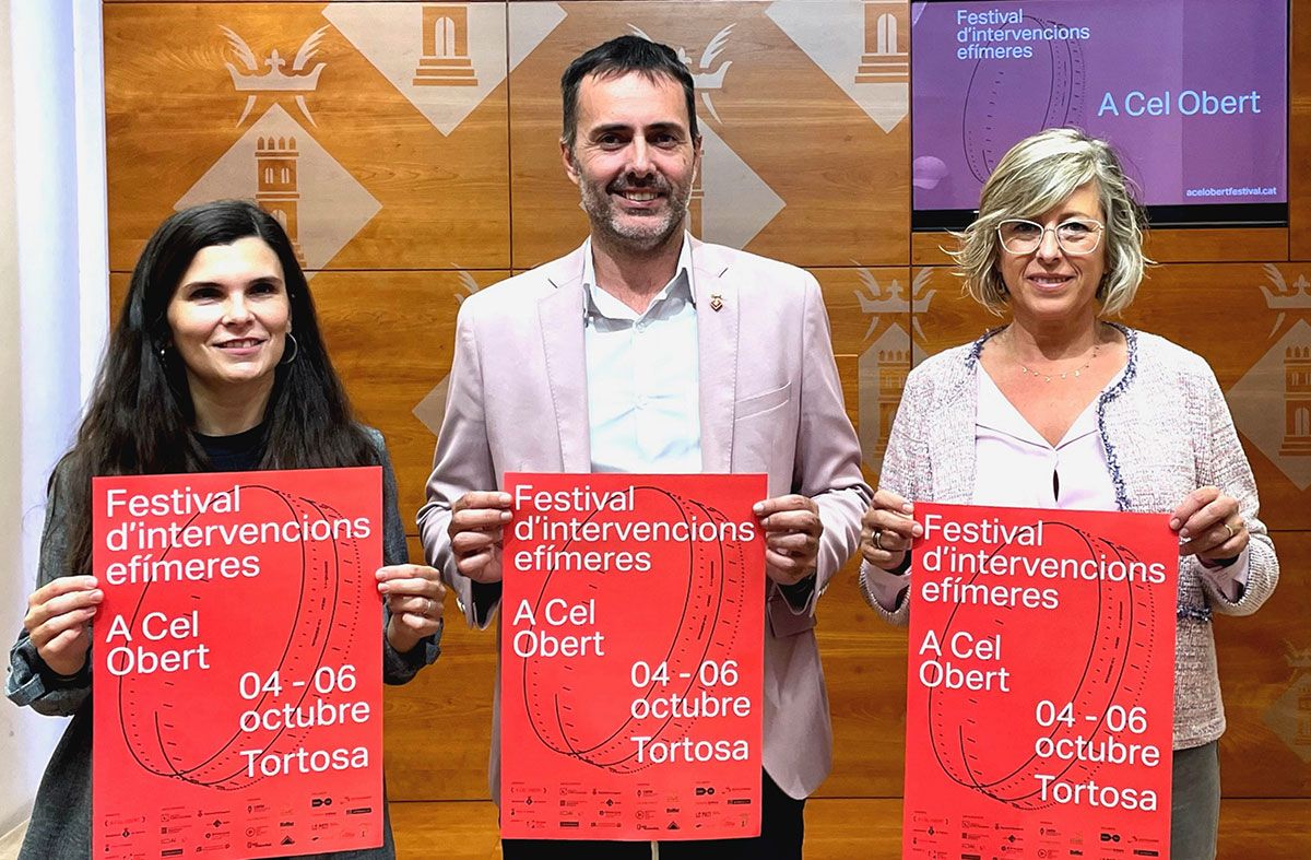 L'alcalde de Tortosa, Jordi Jordan, amb la tinent d'alcalde Mar Lleixà i la directora del festival, Cristina Bestraten.