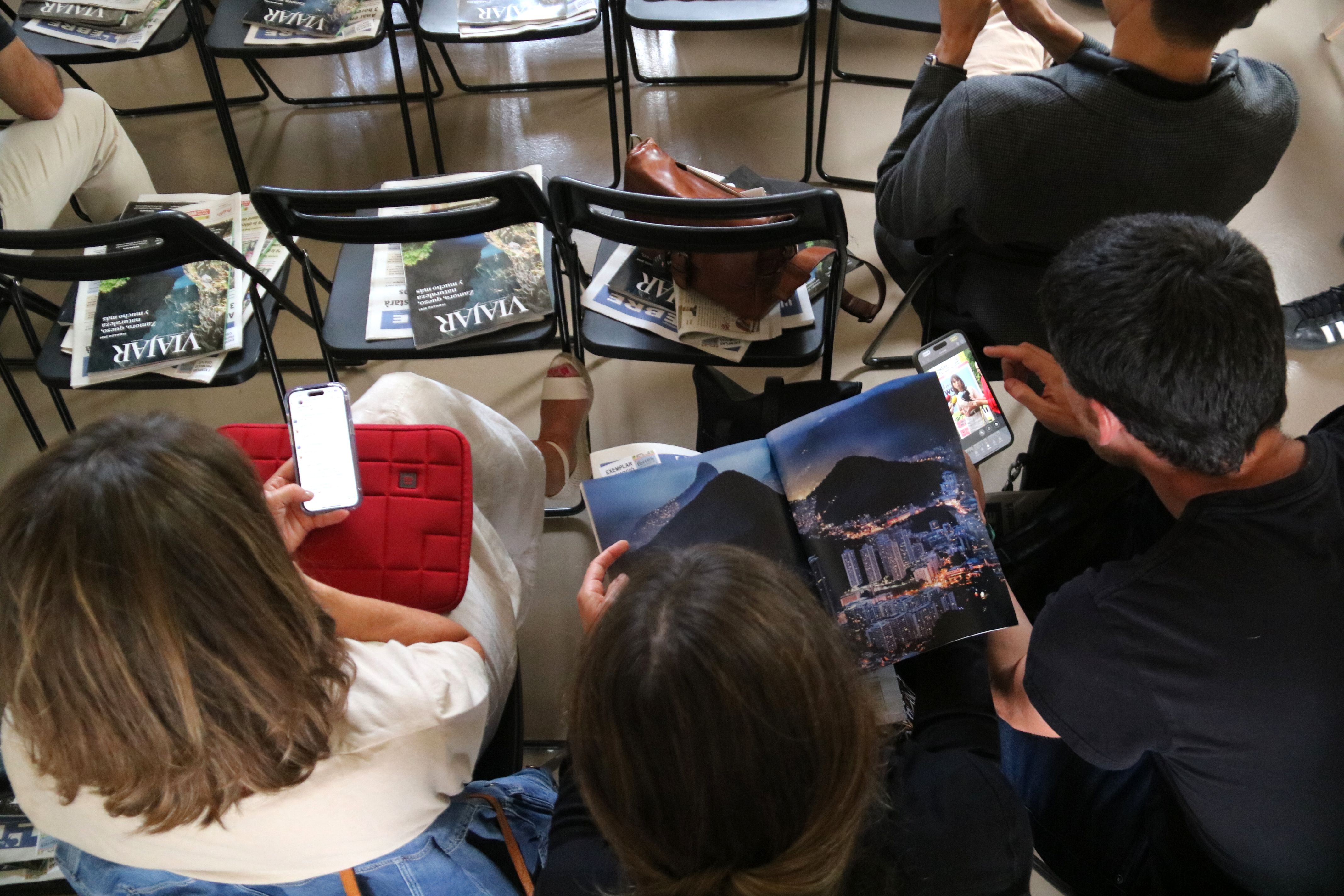 Assistents al Terres Travel Festival fullejant revistes de viatges en paper i digitals en la jornada professional al Museu de Tortosa  