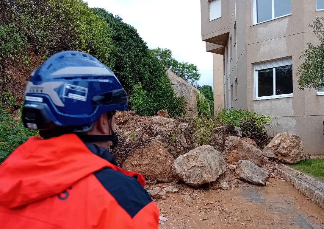 Els Bombers treballen amb un despreniment de roques a l'Ametlla de Mar