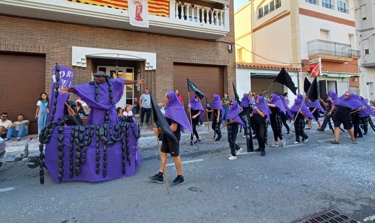 La carrossa desfilant pels carrers de Tivenys.