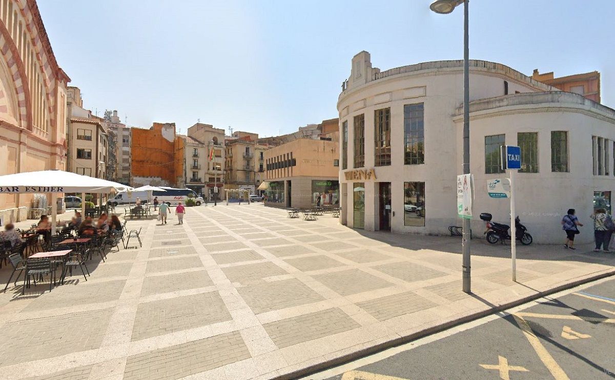 El Viena, ubicat a la plaça de Barcelona, davant del mercat municipal.