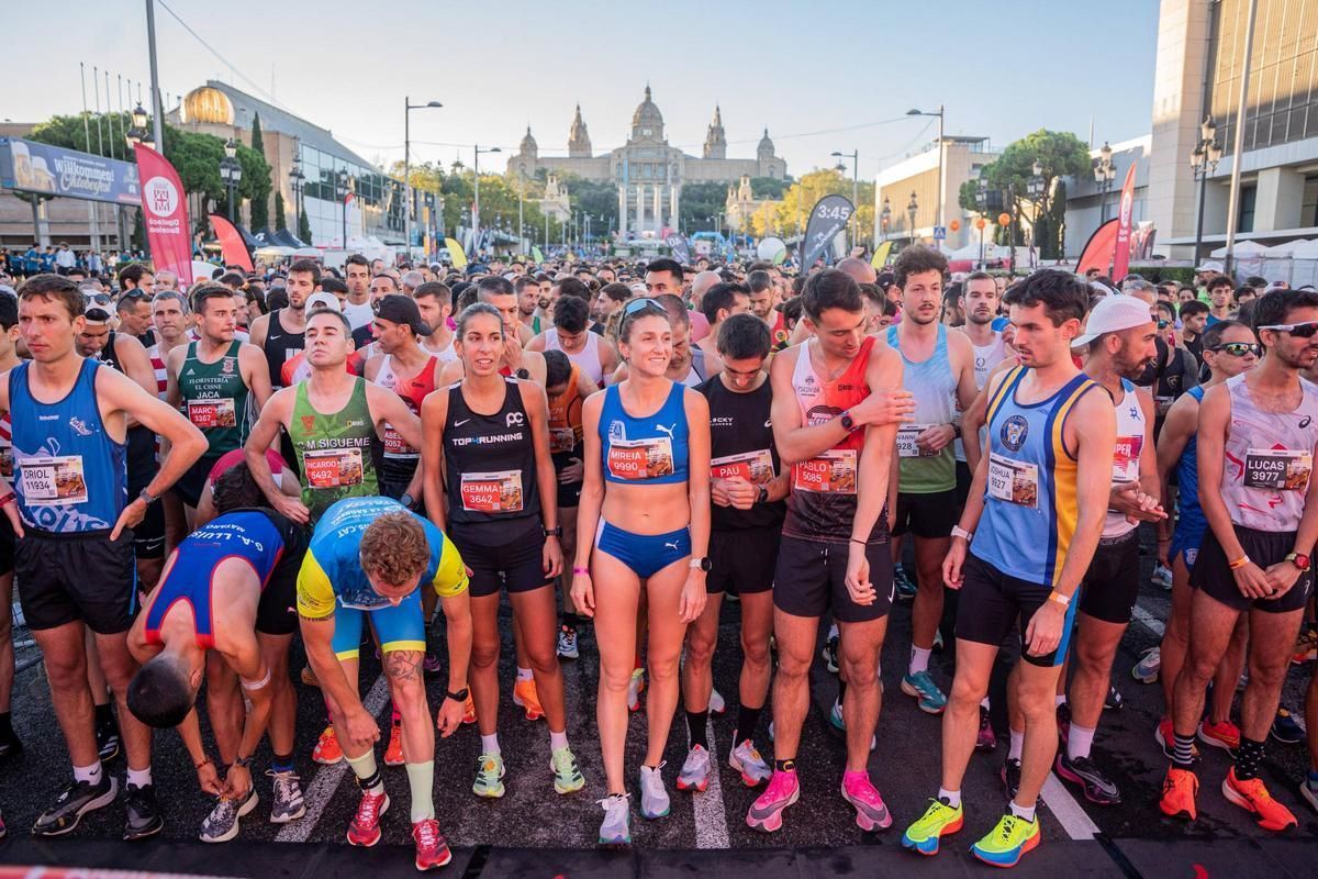 L'atleta tortosina Mireia Guarner al centre de blau, durant la cursa de la Mercè