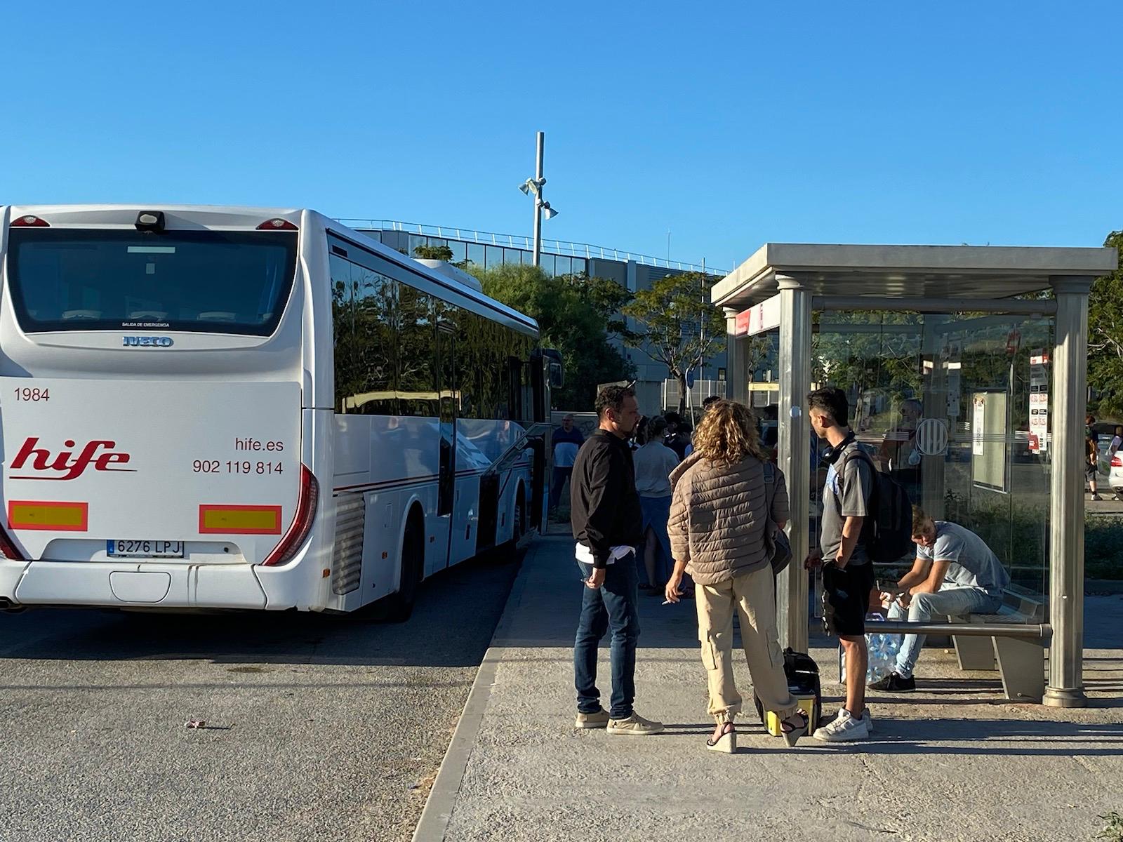 Estudiants esperant el bus de la Hife