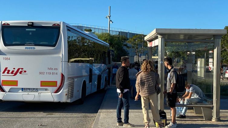 Estudiants esperant el bus de la Hife per anar a Barcelona el diumenge al vespre 